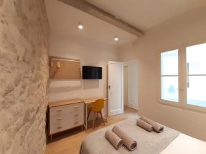 sypialnia z łóżkiem, biurkiem i oknem w obiekcie Good Energy Rooms w Alicante