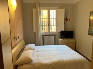 Un pat sau paturi într-o cameră la Int 8 - Suite Ginevra by Residence San Luca