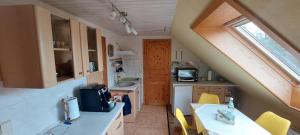 een kleine keuken met een wastafel en een zolder bij Ferienwohnung Lucke in Luftkurort Lückendorf