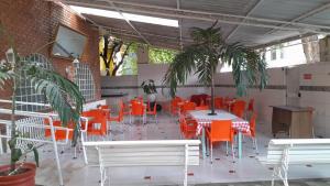 レシフェにあるPousada Solar do Lazerのダイニングルーム(オレンジ色のテーブルと椅子付)