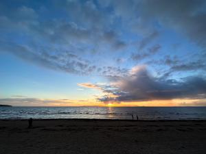 einen Sonnenuntergang am Strand mit Sonnenuntergang in der Unterkunft Beaches in Ayr