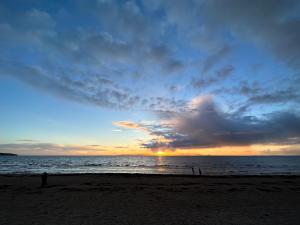 una puesta de sol en una playa con puesta de sol en Beaches, en Ayr