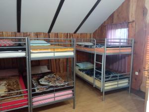 Cette chambre comprend 3 lits superposés. dans l'établissement Holiday house Green hill in Zagorje, 