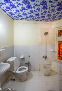 bagno con servizi igienici e lavandino di Green One Hotel a Ponedas