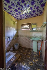 ein Badezimmer mit einem Waschbecken und einer Badewanne in der Unterkunft Green One Hotel in Ponedas