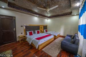 1 dormitorio con 1 cama grande y 1 sofá en Green One Hotel en Ponedas