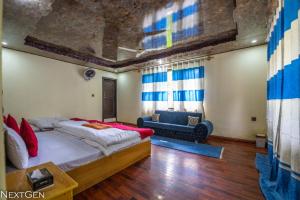 ein Schlafzimmer mit einem Bett und einem Sofa in der Unterkunft Green One Hotel in Ponedas