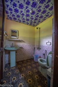 ein Bad mit einem Waschbecken und einem WC in der Unterkunft Green One Hotel in Ponedas