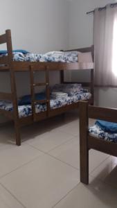 two bunk beds in a room with a window at POUSADA DAS NAÇÕES ll in Indaiatuba