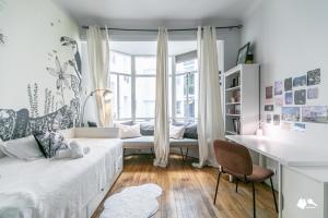 - une chambre avec un lit, un bureau et une fenêtre dans l'établissement MBA - Paris 17 - Luxury Appart, à Paris