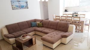sala de estar con sofá marrón y mesa en Ferienhaus in Banjole mit Privatem Pool - b54913, en Banjole