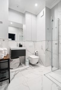 斯維諾烏伊希切的住宿－Apartamenty Świnoujście - Swan Suites - Villa 44，浴室配有卫生间、盥洗盆和淋浴。