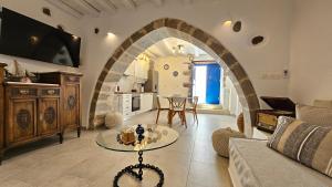 una sala de estar con un sofá y una mesa en Marmara Traditional Apartments, en Plaka Milou