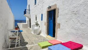 Una fila de almohadas de colores colocadas en una pasarela. en Marmara Traditional Apartments, en Plaka Milou