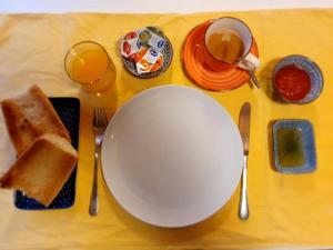 een tafel met een bord brood en een kopje koffie bij Albergue Villares de Orbigo in Villares de Órbigo