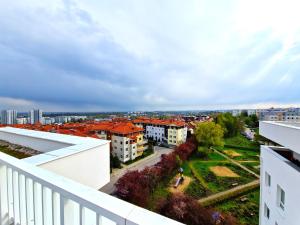 グダニスクにあるApartament Gdańsk Morenaの建物のバルコニーから市街の景色を望めます。
