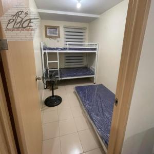 Habitación con litera en una habitación en DECA HOMES ORTIGAS by AR's PLACE, en Manila