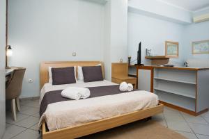 1 dormitorio con 1 cama con toallas en Art of urban hospitality!, en Mytilini