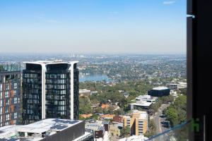 een uitzicht op de stad vanuit een gebouw bij St Leonards 2B2B Apt with Skyview in Sydney