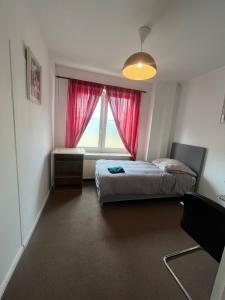 ein kleines Schlafzimmer mit einem Bett und einem Fenster in der Unterkunft Zimmervermittlung Hemelingen in Bremen