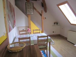 een keuken en eetkamer met een tafel en stoelen bij Dachgeschosswohnung mit Gartennutzung im Luftkurort Tengen in Tengen