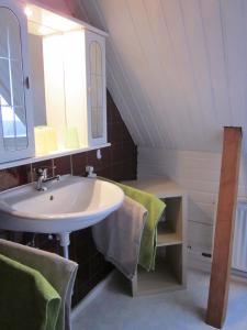 Een badkamer bij Dachgeschosswohnung mit Gartennutzung im Luftkurort Tengen