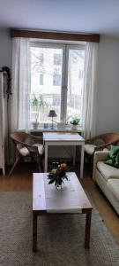 salon z kanapą i stołem w obiekcie Eskolampi w Helsinkach