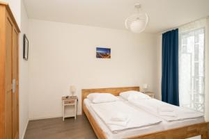 Schlafzimmer mit einem Bett und einem Fenster in der Unterkunft Holiday at Alexanderplatz Apartments in Berlin