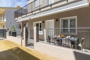 un balcone di una casa con un tavolo sopra di GIGI HOUSE [appartamento PIAZZA MAZZINI] 300m dal mare a Lido di Jesolo