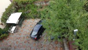an aerial view of a car parked in a parking lot at Pensiune Restaurant Avangarde in Piteşti