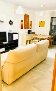 ein Wohnzimmer mit einem Sofa und einem Tisch in der Unterkunft Fuengirola, Playa Carvajal in Fuengirola