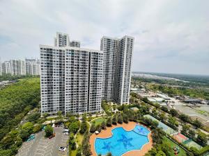 an aerial view of a tall building with a pool at Vinhomes Grandpark homestay Du’s Happy in Gò Công