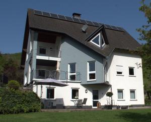 una casa con paneles solares en el techo en Ferienwohnung Reis, en Sankt Aldegund