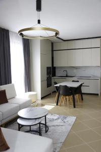 uma sala de estar com um sofá e uma mesa em Cozy Apartments em Tirana