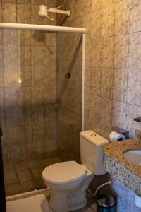 La salle de bains est pourvue de toilettes, d'une douche et d'un lavabo. dans l'établissement Encanto Paraty Beach, à Parati