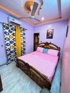 sypialnia z łóżkiem w pokoju z fioletowymi ścianami w obiekcie FS service w mieście Wagadugu