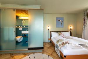 Uma cama ou camas num quarto em Hotel an der Aare Swiss Quality
