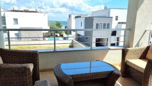 Balkon ili terasa u objektu Ferienwohnung in Privlaka mit gemeinsamem Pool, Terrasse und Grill