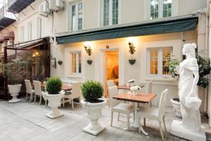 un patio con mesa y sillas y un edificio en The Loft Istanbul, en Estambul