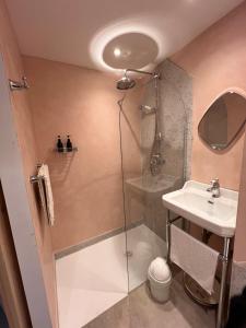 a bathroom with a shower and a sink at Demeure du Mas de Bessac in Brengues