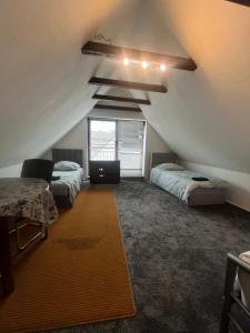 Zimmer im Dachgeschoss mit 2 Betten und einem Fenster in der Unterkunft Zimmervermittlung Hemelingen in Bremen