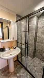 Een badkamer bij Mykonut Boutique Suites