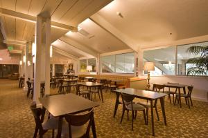 ein Restaurant mit Tischen, Stühlen und Fenstern in der Unterkunft Ashland Hills Hotel & Suites in Ashland