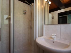 ein Bad mit einem Waschbecken und einer Dusche in der Unterkunft Holiday home Amalie, Burhave in Burhave