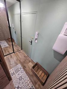 Zimmer mit ebenerdiger Dusche und Tür in der Unterkunft Appartement vue mer et dunes in Dunkerque