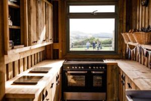 una cucina con piano cottura e una finestra di 8 Dragon Fly Den, Camp Tapnell a Yarmouth