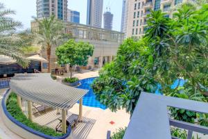 - une vue sur la piscine d'une ville avec des bâtiments dans l'établissement Trinity Holiday Homes - Standpoint Tower Downtown, à Dubaï