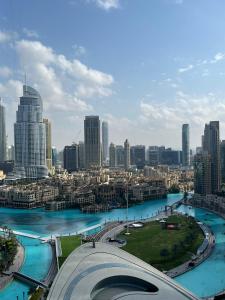 - une vue sur une ville avec une rivière et des bâtiments dans l'établissement Trinity Holiday Homes - Standpoint Tower Downtown, à Dubaï