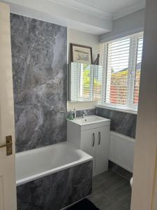 Ett badrum på Gwynarth Guest House