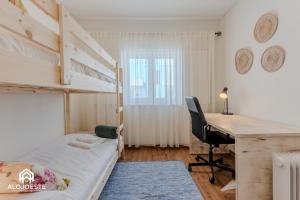 una camera con letto a castello, scrivania e di Villa Penafirme - Santa Cruz a Santa Cruz